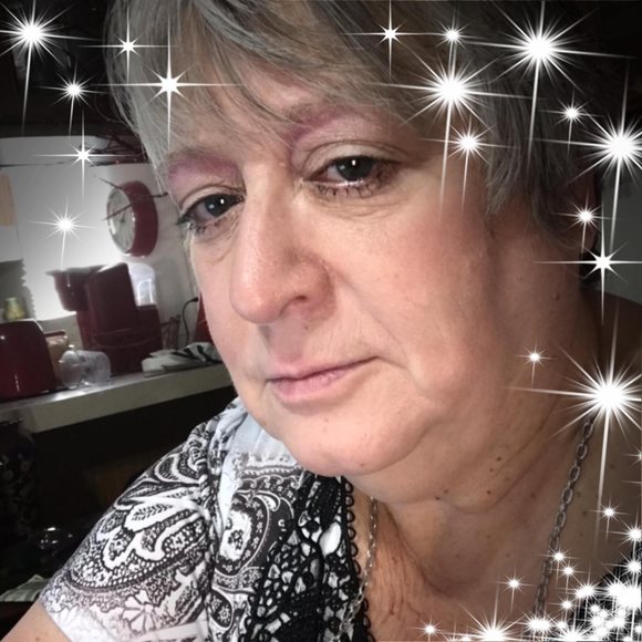 Profile Picture of Lisa Conner (@lisaloopner1) on Poshmark