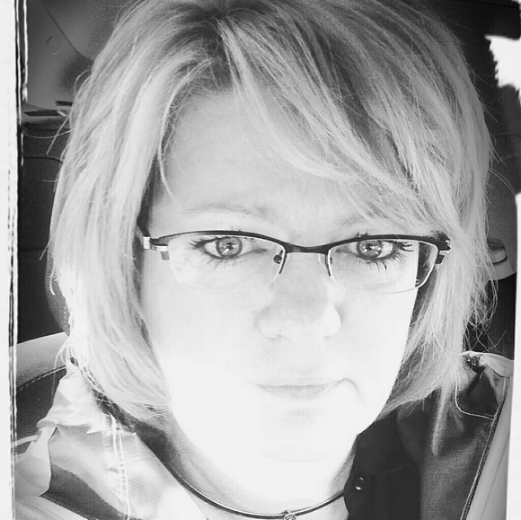 Profile Picture of Denise James (@djames1271) on Poshmark