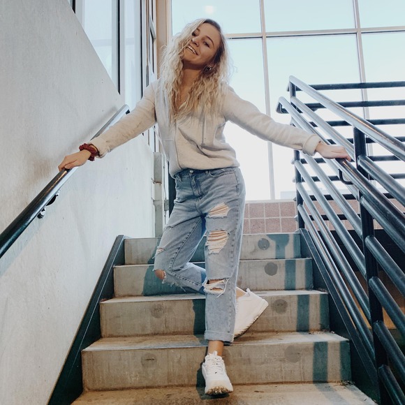 Profile Picture of Brittany Hawkins (@brittyyhawk) on Poshmark