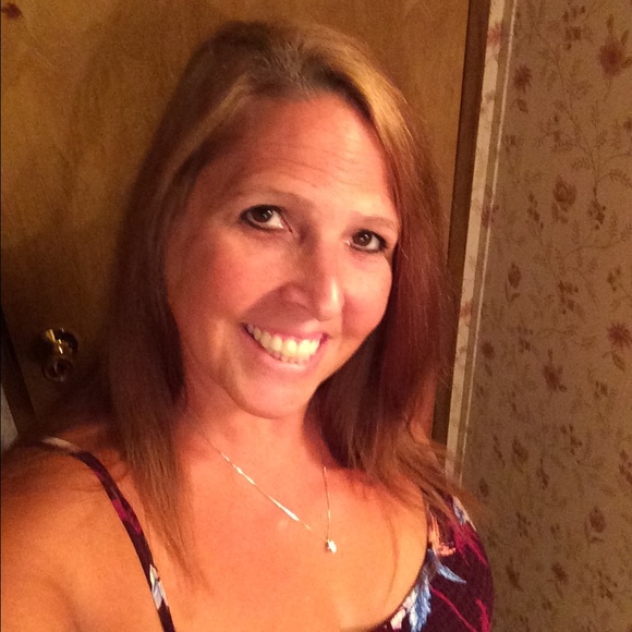 Sandra Vitro - Poshmark Profile Picture of Sandra Vitro (@sandrawinton) on Poshmark