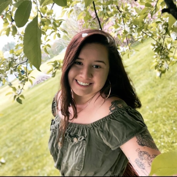 Profile Picture of Lauren Thaler (@lthaler) on Poshmark