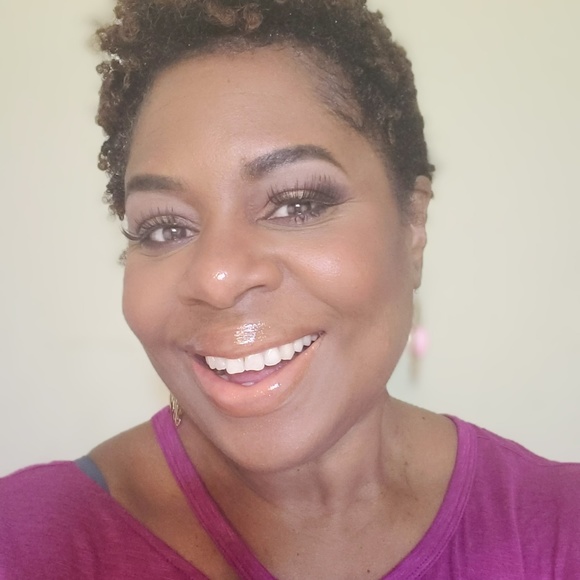 Profile Picture of Elizabeth Gatling (@dink78979) on Poshmark