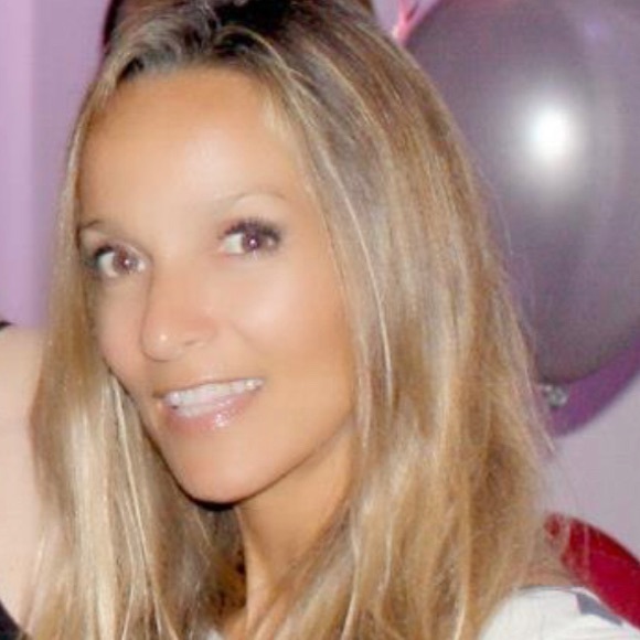Profile Picture of Christine Bonick (@christinebdee) on Poshmark