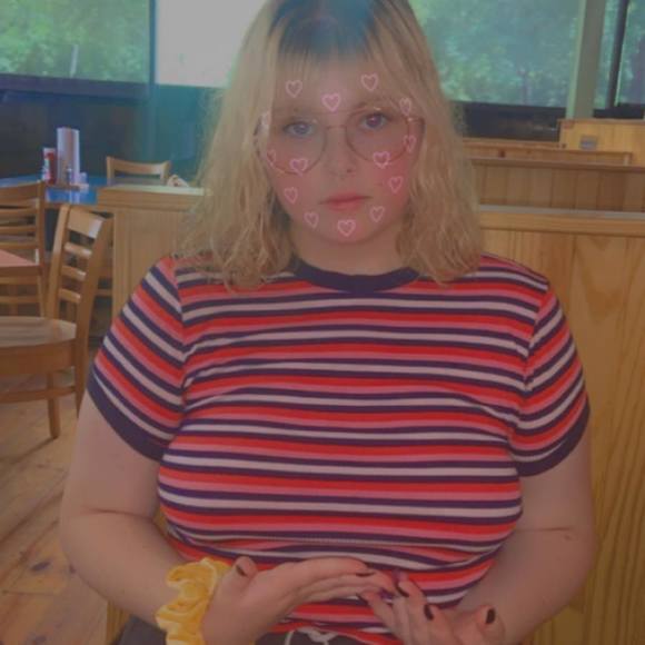 Elayna Hinish - Poshmark Profile Picture of Elayna Hinish (@elaynahin) on Poshmark