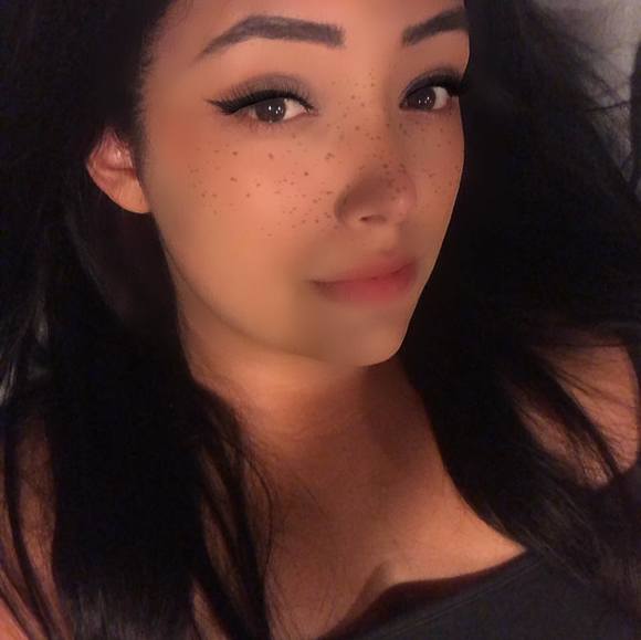 Profile Picture of Alexa Barthels (@lexag94) on Poshmark