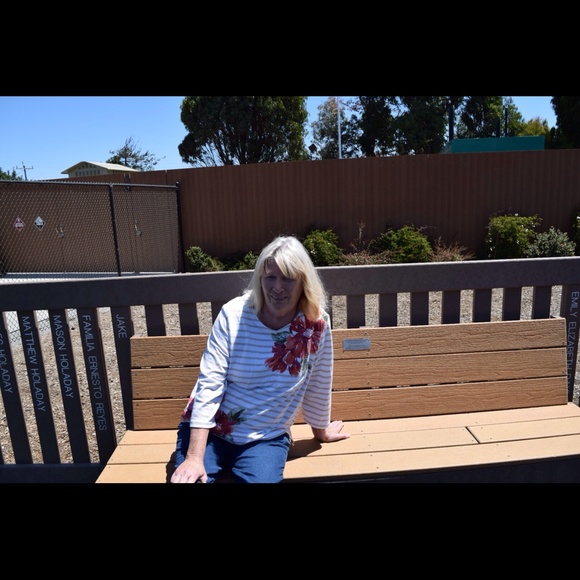 Profile Picture of Pamela Toves (@pamelatoves) on Poshmark