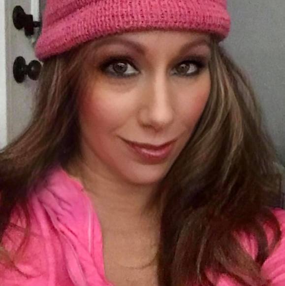 Profile Picture of Sarah Pollitt (@sarah_pollitt) on Poshmark
