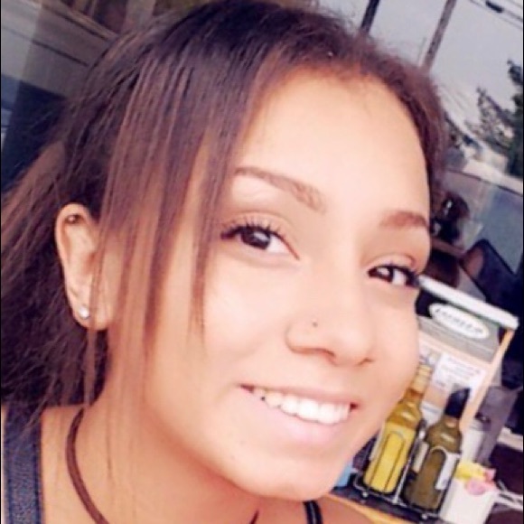 Profile Picture of Stefanie Davis (@stefanie1013) on Poshmark