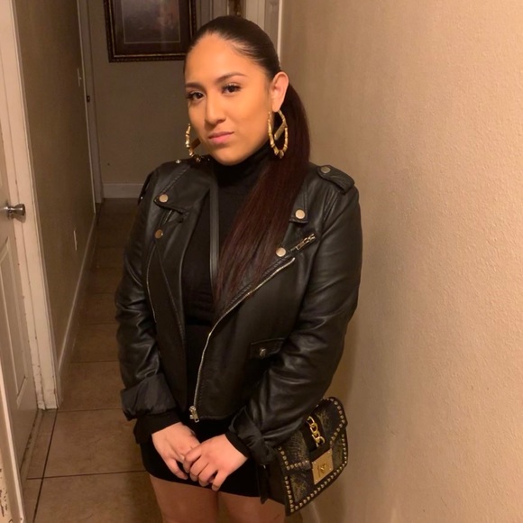 Profile Picture of Melanie Toledo (@melanie_o3) on Poshmark