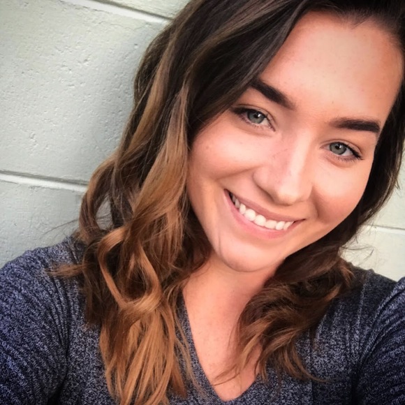 Profile Picture of Lindsay Longbottom (@l_longbottom) on Poshmark
