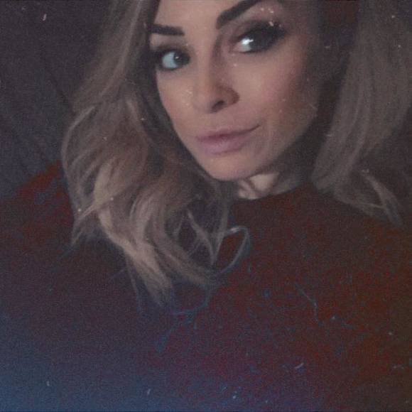 Profile Picture of Chelsey Starkell (@chelseystarkell) on Poshmark