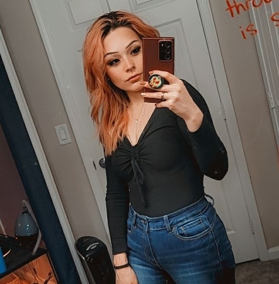 Profile Picture of Anna Lara (@bananalara1) on Poshmark