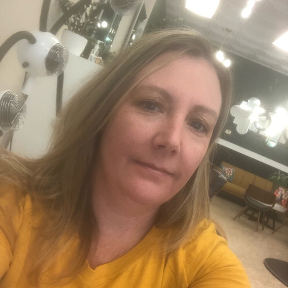 Profile Picture of Michele Greth (@michele0420) on Poshmark