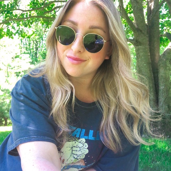 Profile Picture of Emily Tomack (@emilytomack) on Poshmark