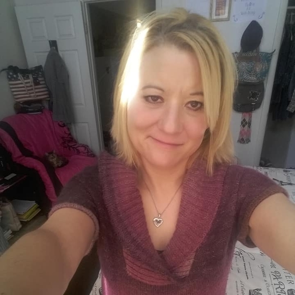 Profile Picture of Lisa Sponseller (@lisasponseller) on Poshmark