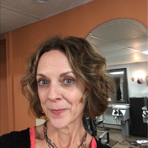 Profile Picture of Jane Reutter (@impresbella) on Poshmark