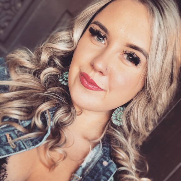 Profile Picture of Shawna Carpenter (@shawnacarpen965) on Poshmark