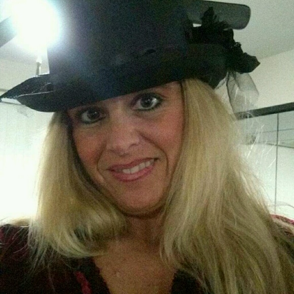 Raegina Bendler - Poshmark Profile Picture of Raegina Bendler (@redrubie) on Poshmark