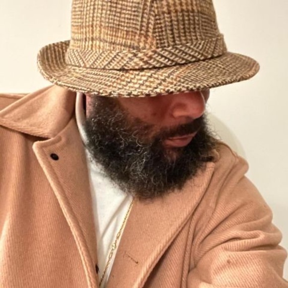 Profile Picture of Chris Currie (@chanzay7) on Poshmark