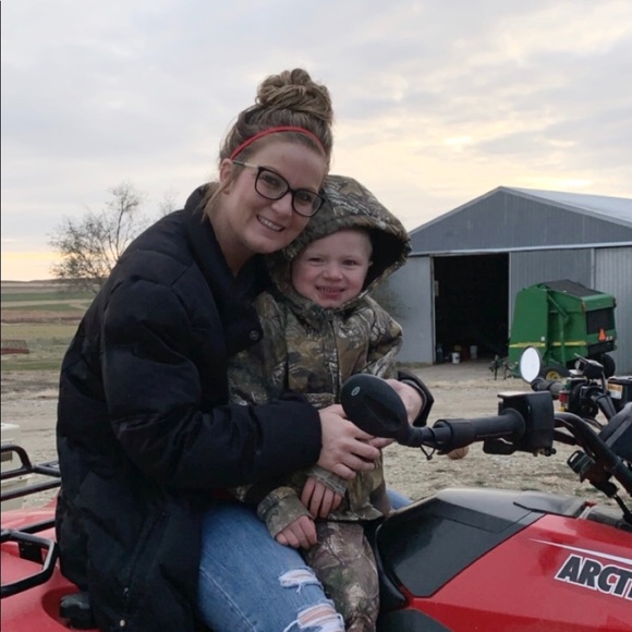 Profile Picture of Lacey Kindle (@laceykindle) on Poshmark