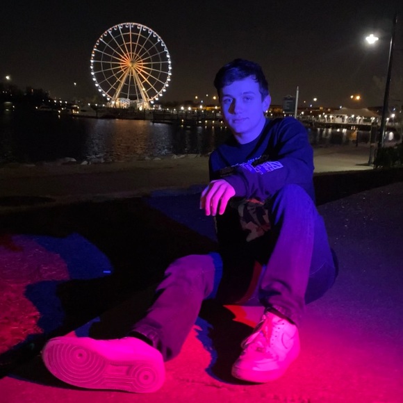 Profile Picture of Andrew Valentino (@andrewvalentino) on Poshmark