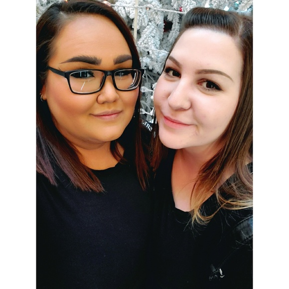 Profile Picture of Danielle Watts (@dpeulenwatts) on Poshmark