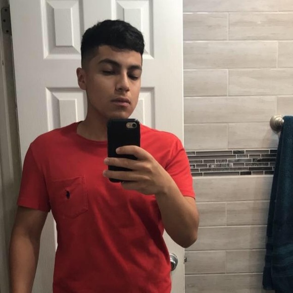 Profile Picture of Danny Roque (@dannyroquee) on Poshmark