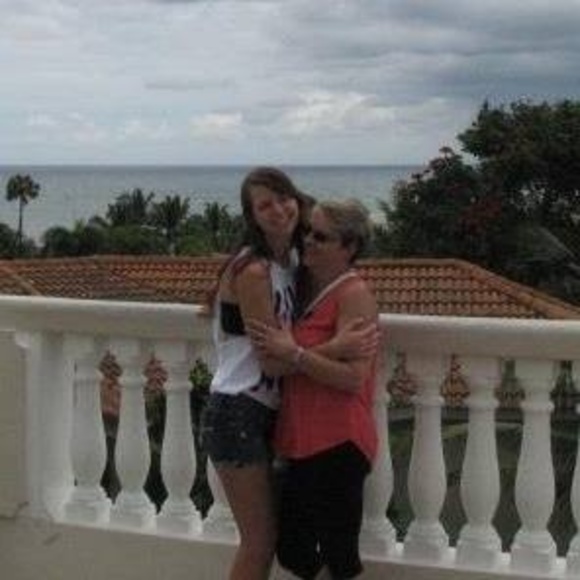 Profile Picture of Bernice Buwalda (@dbbuwalda) on Poshmark