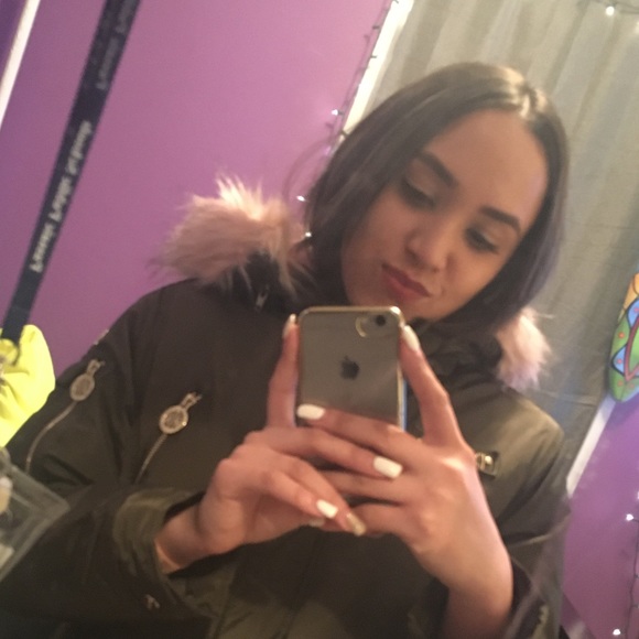 Profile Picture of Marilyn Velasquez (@marilynv020) on Poshmark