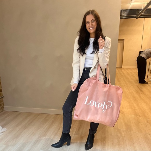 Profile Picture of Kelsey Eborall (@kelseyeborall) on Poshmark