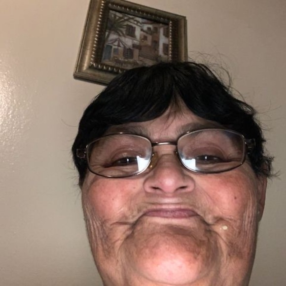 Profile Picture of Lynn Holcomb (@lynn_holcomb) on Poshmark