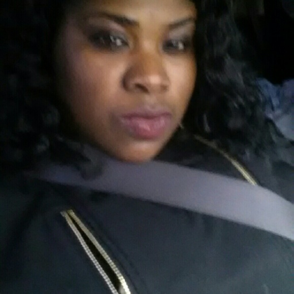 Profile Picture of Victoria Ellis (@mrsellis08) on Poshmark