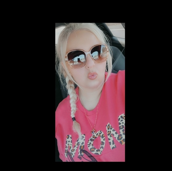 Profile Picture of Sara Hooks (@sarahooks2042) on Poshmark