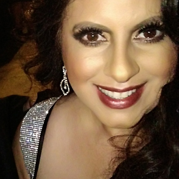 Profile Picture of Lillian Robles (@lilia123456) on Poshmark