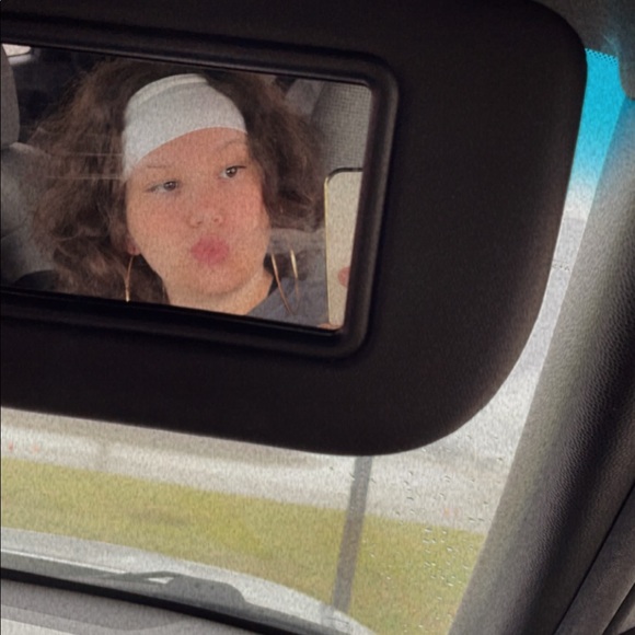 Profile Picture of Chloe Fowler (@chloe_reneee18) on Poshmark