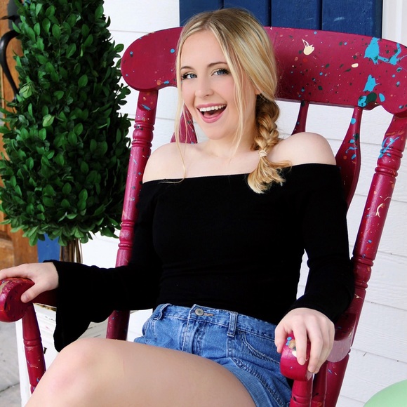 Profile Picture of Kyla Schlender (@kylaschlender) on Poshmark