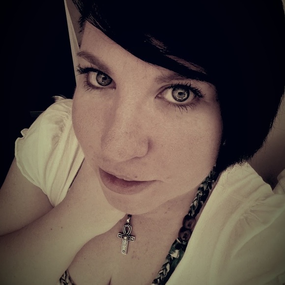 Profile Picture of Nicole Zehnder (@kit_laiun) on Poshmark