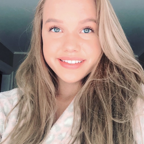 Profile Picture of Amy Matticks (@amymatticks) on Poshmark
