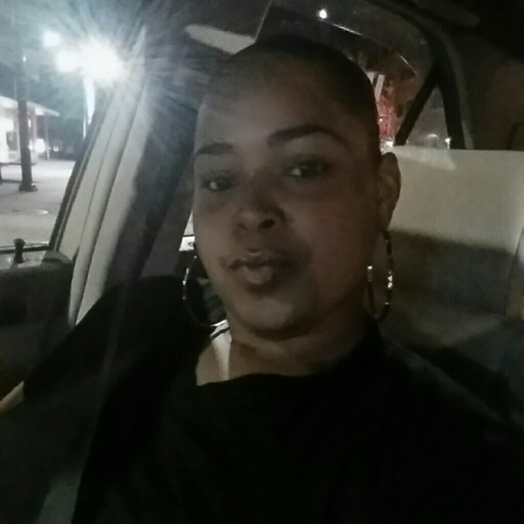 Profile Picture of Minely Pacheco (@minelyp) on Poshmark