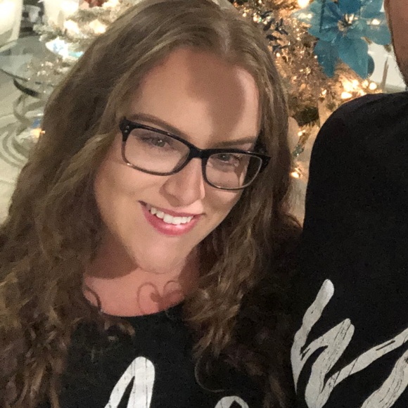 Profile Picture of Rebecca Alvarez (@rebeccamalvarez) on Poshmark