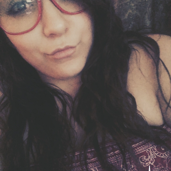 Profile Picture of Samantha Thornsbury (@sammyjade001) on Poshmark