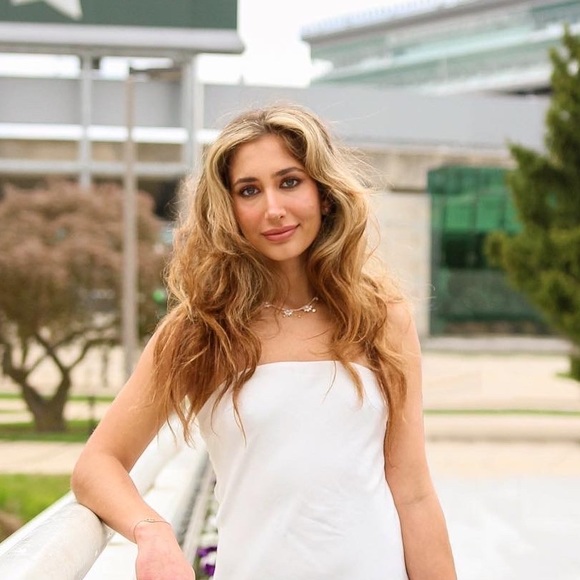 Profile Picture of Monique Karoub (@mokaroub) on Poshmark