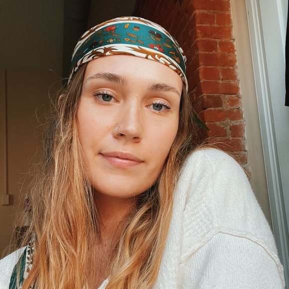 Profile Picture of Lily Henry (@lilym417) on Poshmark
