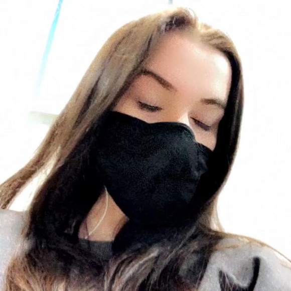 Profile Picture of Zoey Robinette (@zoeyrobinette) on Poshmark