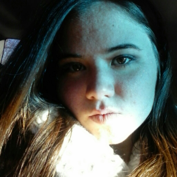 Profile Picture of Jessica Early (@jessamess) on Poshmark