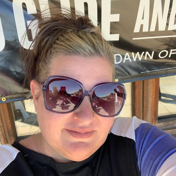 Profile Picture of Kimmie Lutye (@klutye45) on Poshmark