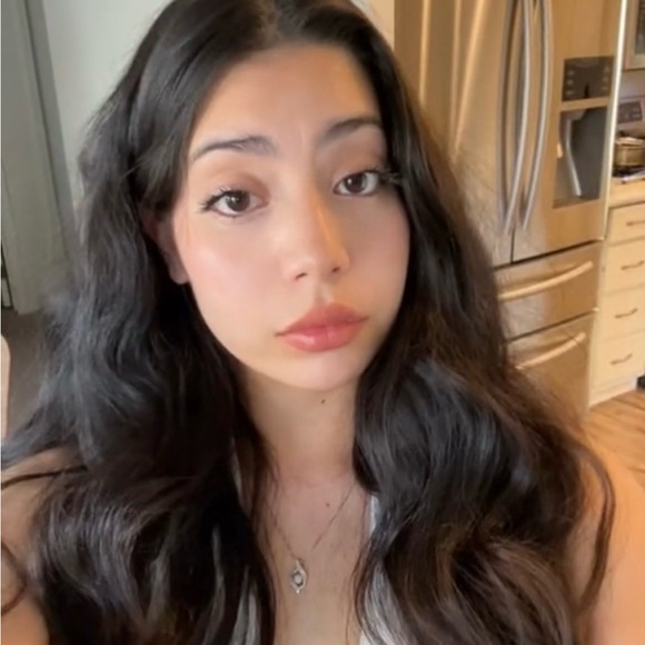 Profile Picture of Jocelyn Serafin (@jocelyn_serafin) on Poshmark