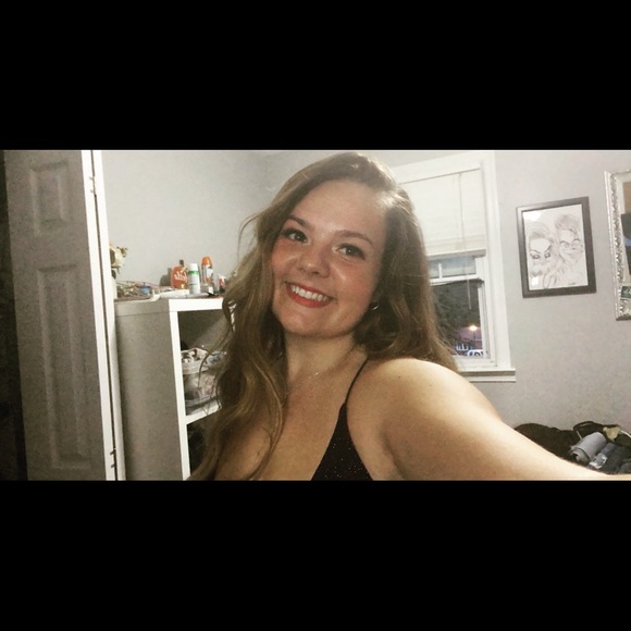 Profile Picture of Gabrielle Dibernardino (@g_dibernardino) on Poshmark