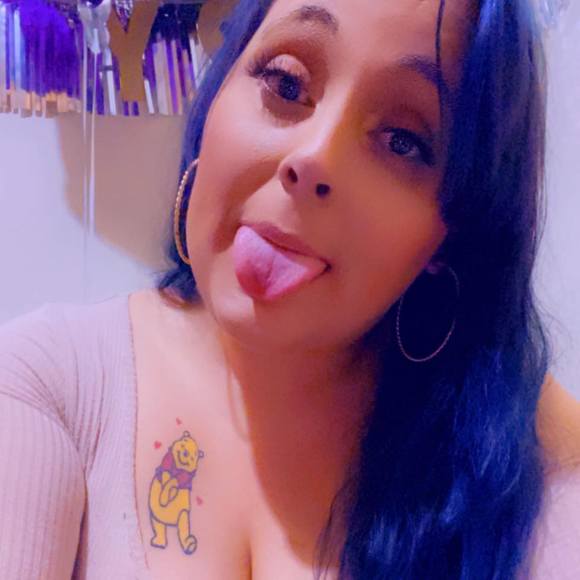 Michelee Velez - Poshmark Profile Picture of Michelee Velez (@michelee0908) on Poshmark