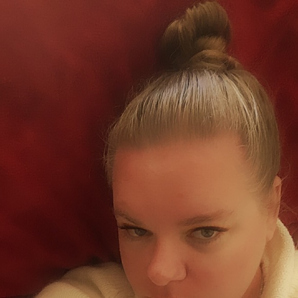 Profile Picture of Carrie Moroni (@carriemoroni) on Poshmark